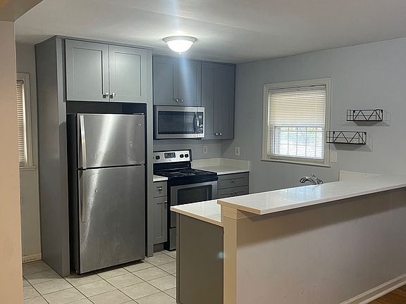 Kitchen w/new cabinets and countertops