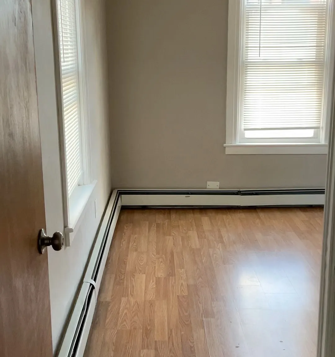 4 bed, $800 — Photo 1