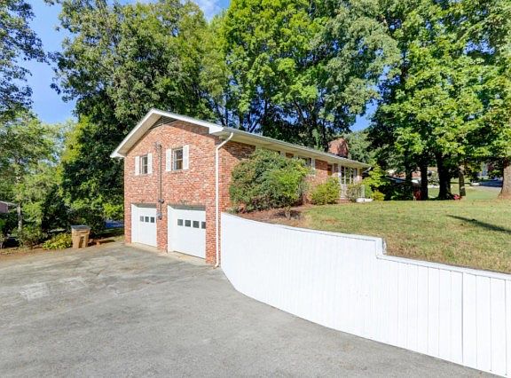 2nd image of 1809 Wonderland Ln