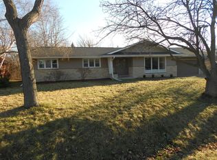 565 E Glencoe Pl, Bayside, WI 53217