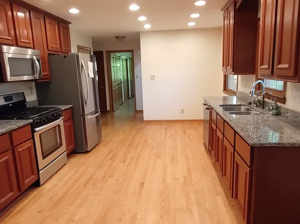 2080 La Vela Cir, Brookfield, WI 53005