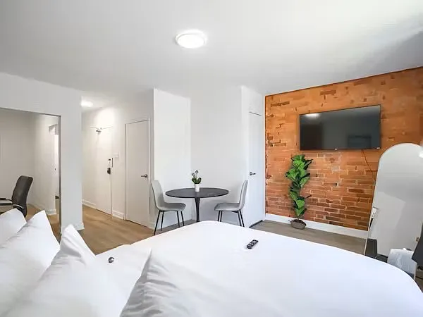 1046 Bathurst St #1-Bedroom photo 1