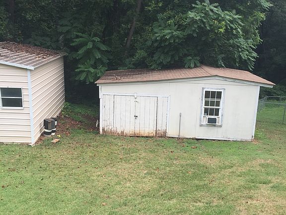 2nd image of 608 Hickory Nut Ln