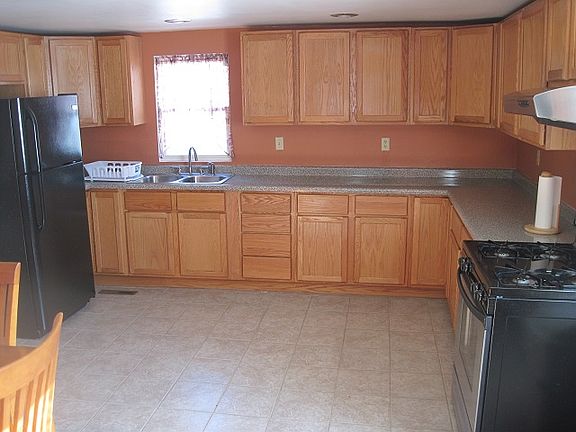 5th image of 305 Evans Ave