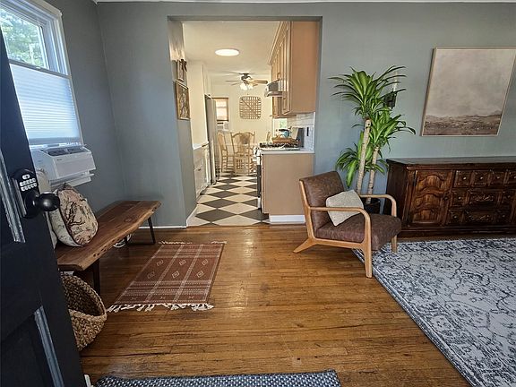 4th image of 107 Nevada Street