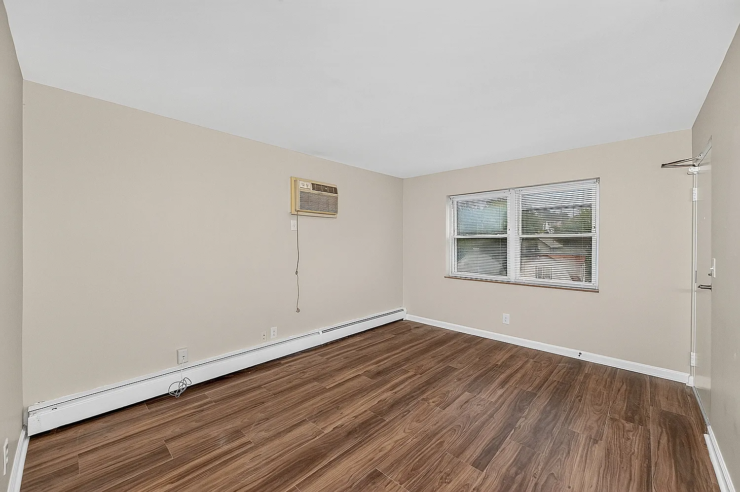1 bed, 700 sqft, $895 — Photo 2