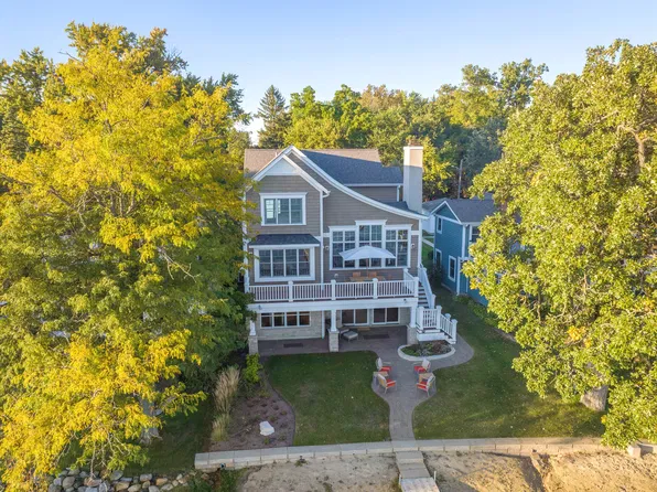 937 N Shore Dr, Crystal Lake, IL 60014