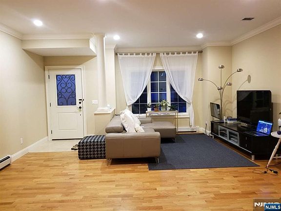 3rd image of 304 E Palisades Blvd