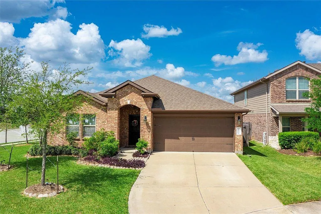 4 bed, 2.0 bath, 2127 sqft, $2,600 — Photo 1
