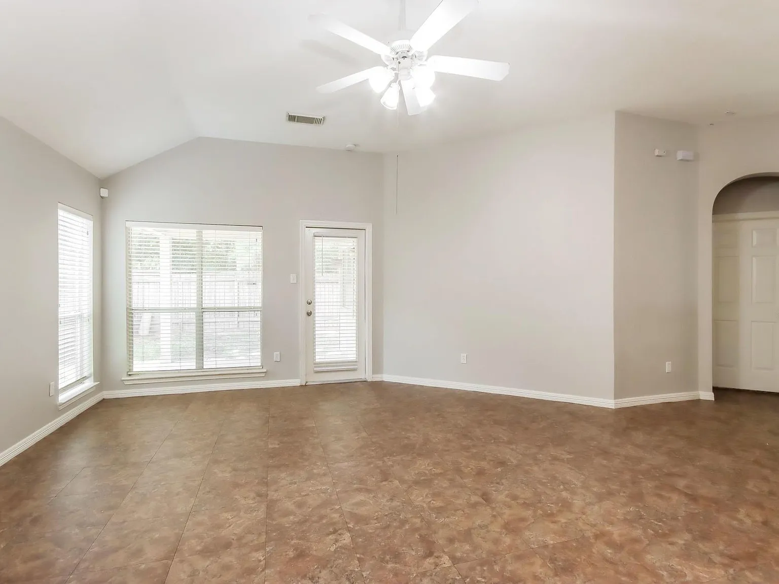 4 bed, 2.0 bath, 2171 sqft, $2,030 — Photo 3