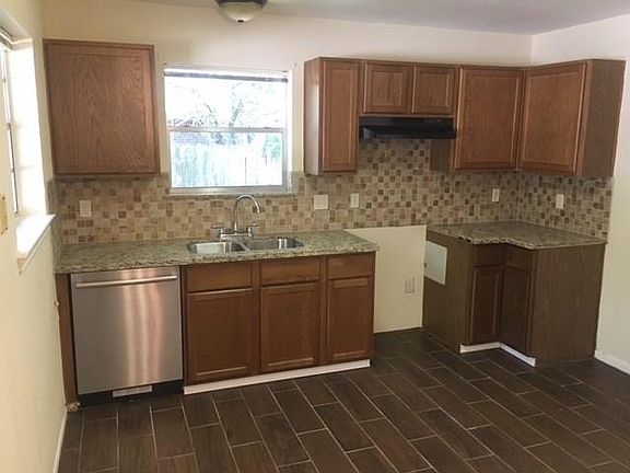 3rd image of 4914 Woodford St