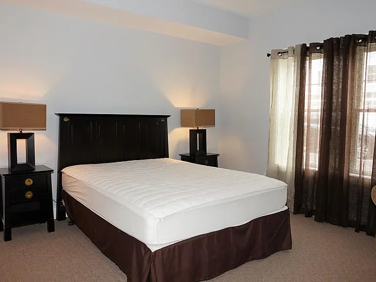 2nd Bedroom (queen sized bed)