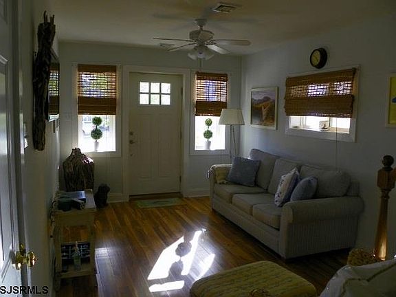 5th image of 833 Saint James Pl