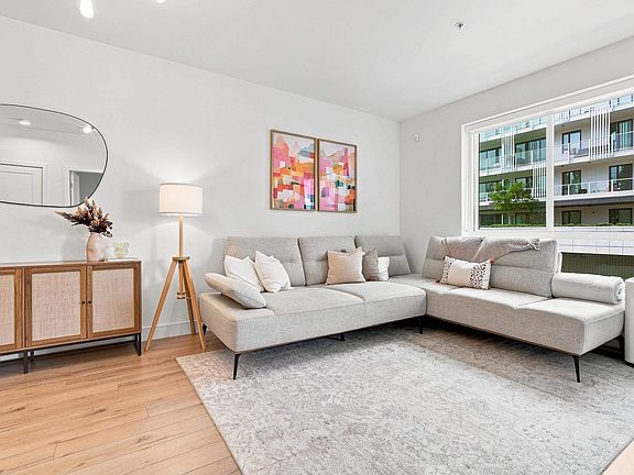 3rd image of 3131 Murray St #211