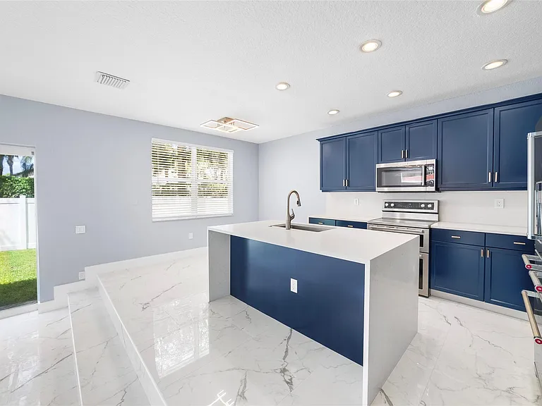 5030 SW 155th Ter — Photo 3