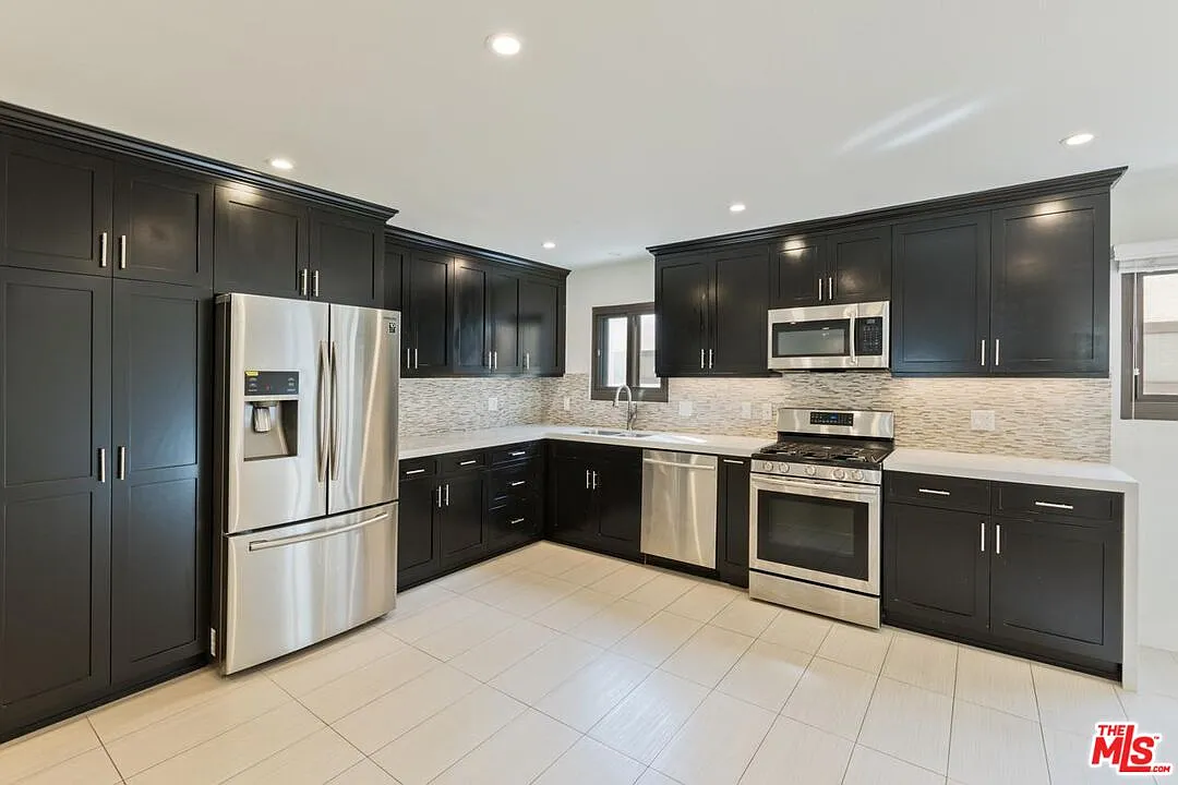 3 bed, 3.0 bath, 1819 sqft, $3,975 — Photo 2