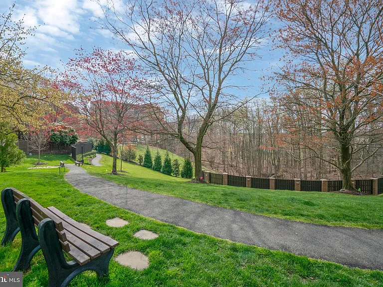 6366 Brampton Ct — Photo 36