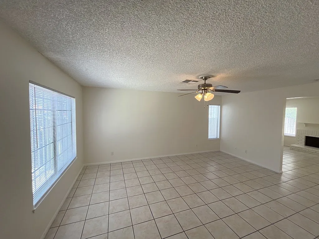 3 bed, 2.0 bath, 1401 sqft, $1,650 — Photo 3