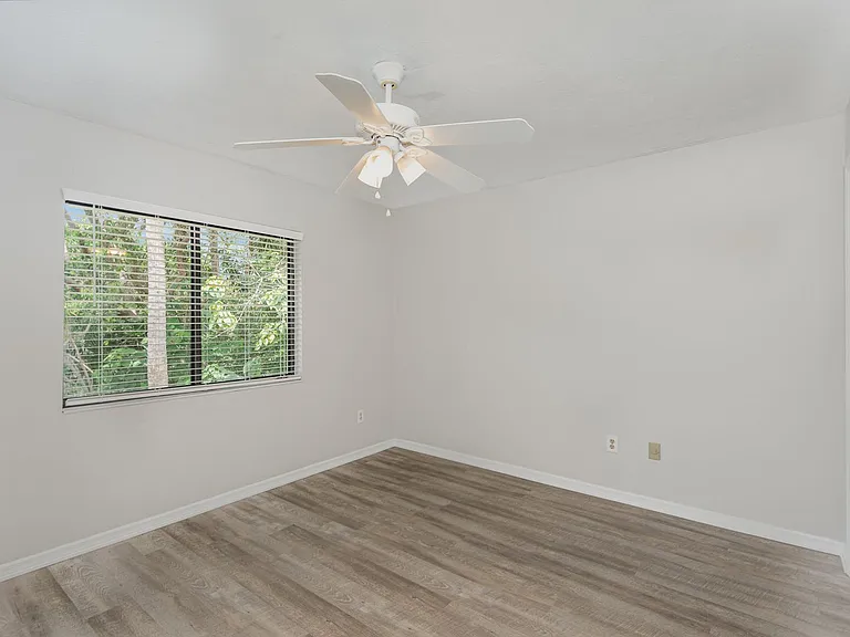 2620 Redwood Ave — Photo 7