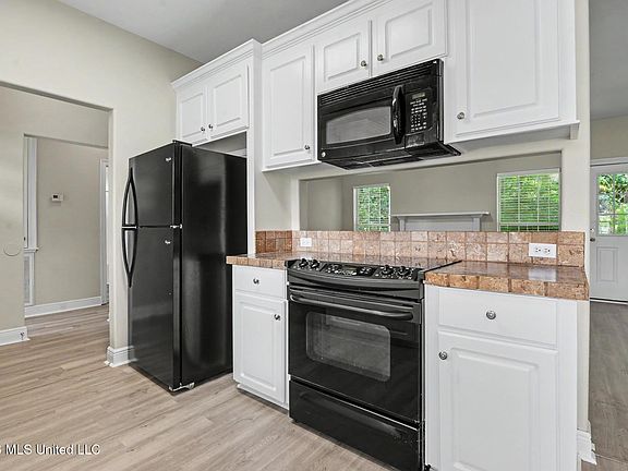 5th image of 16 Sugarloaf Ln