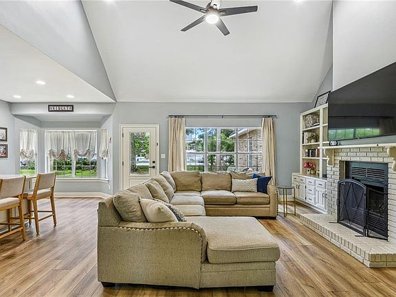 4th image of 6043 Chateau Loire Cir