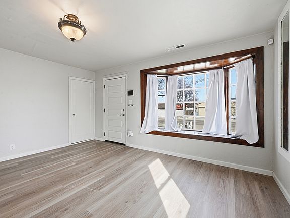 3rd image of 415 W Linden St