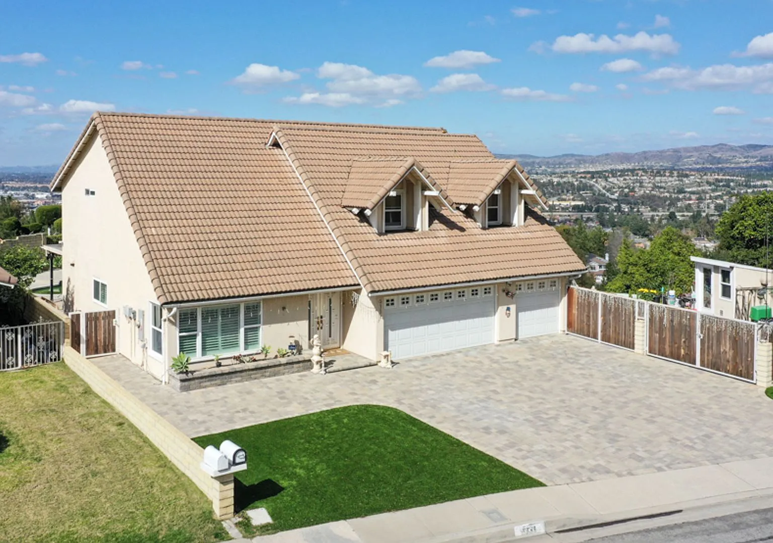 Spacious Rental in Anaheim Hills — Photo 1