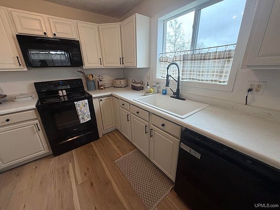 2nd image of 475 River St