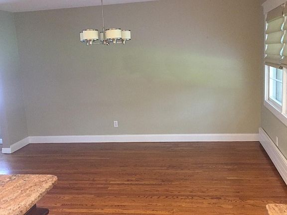 Open floor plan - kitchen to dining room