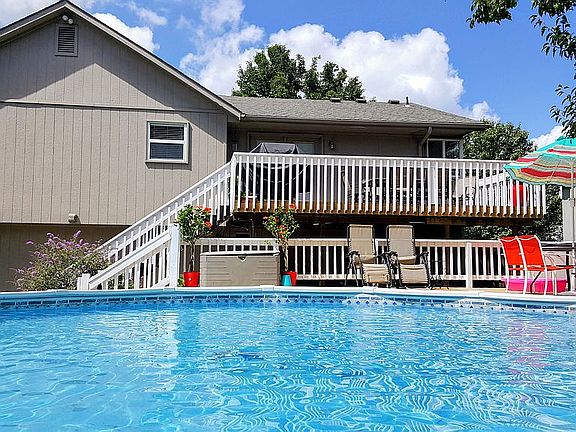 3rd image of 721 Meadow Ln