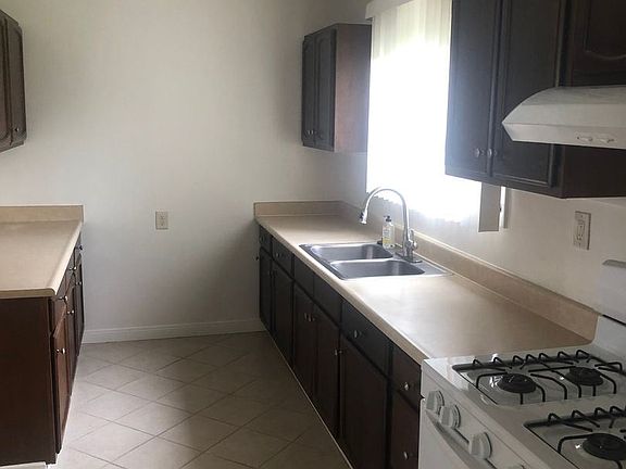 4th image of 4129 Hackett Ave