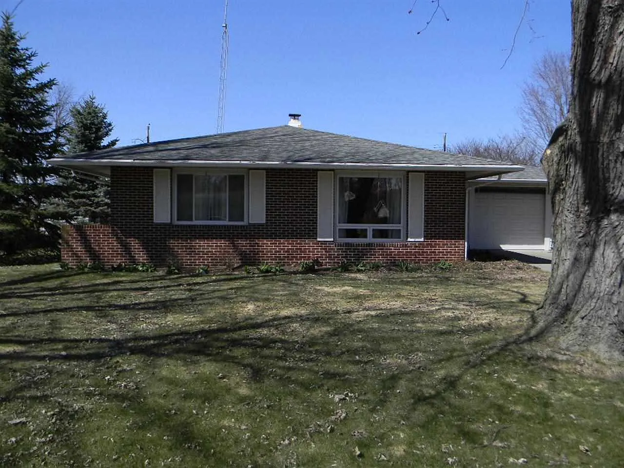 745 Pleasant Ln photo 1