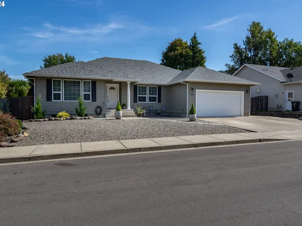 489 SE Oakbriar Ave, Roseburg, OR 97470