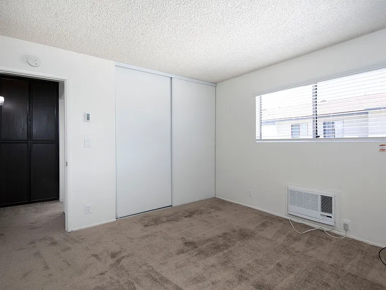 Lakeshore Villa Apartments — Photo 8