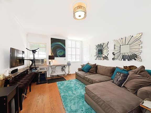 2nd image of 5 Macdougal Aly APT 1E