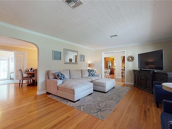 4th image of 2576 Cordova Ave