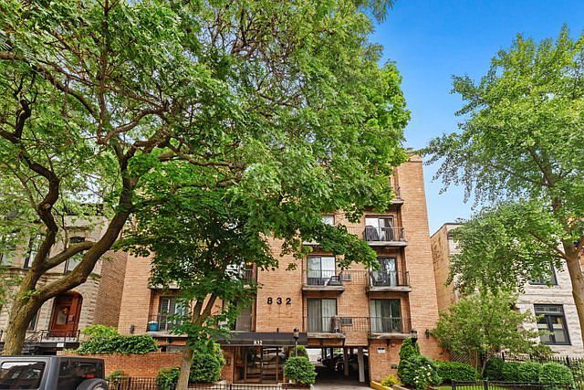 1st image of 832 W Oakdale Ave APT 1G