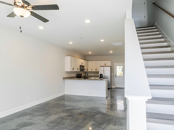 4th image of 319 22nd Ave E #1048
