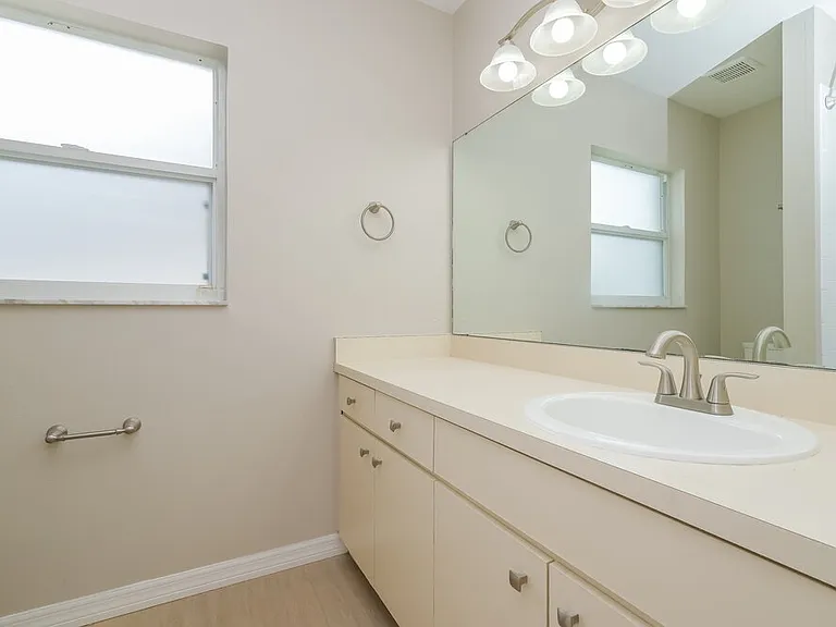 526 Greg St — Photo 15