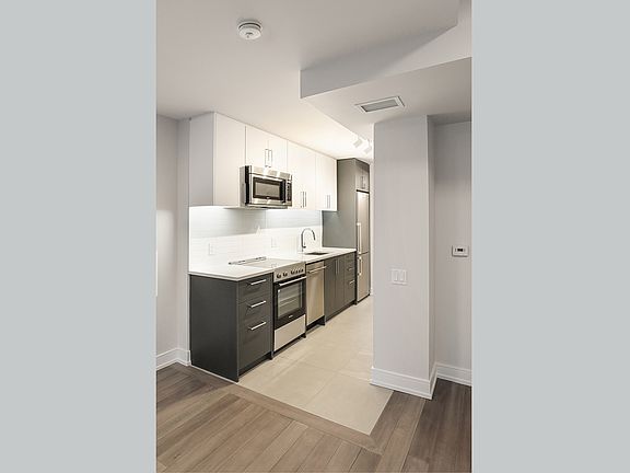 3rd image of 2525 Bathurst St #1519357