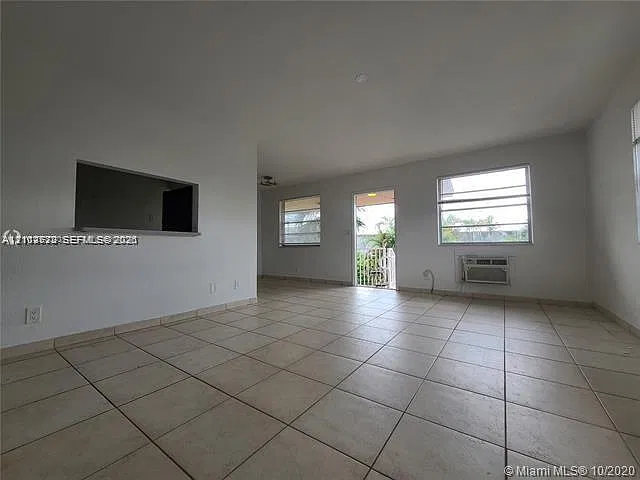 Town Colony Condo — Photo 4