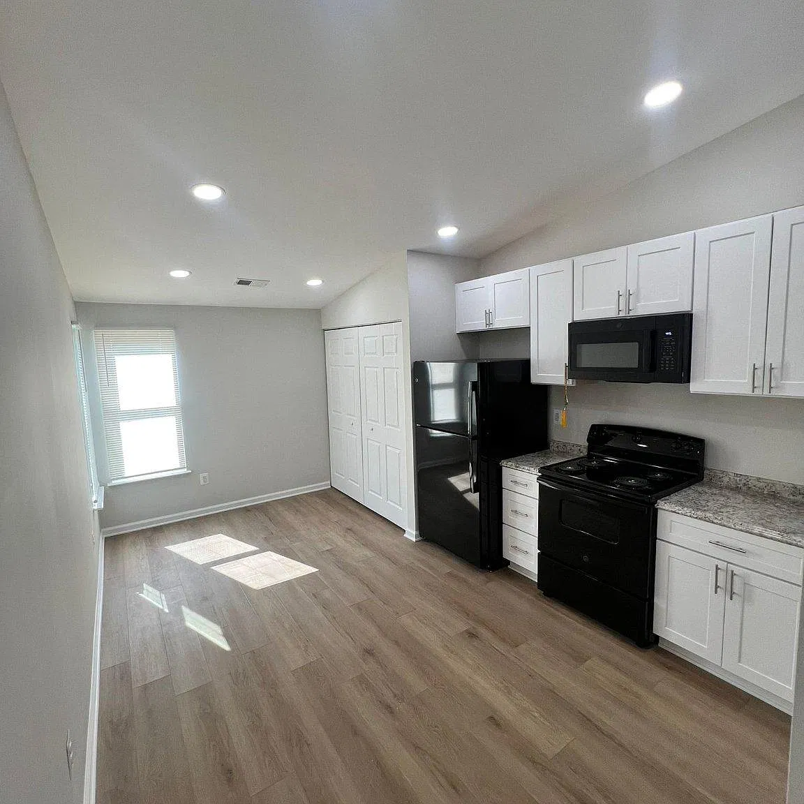 2 bed, 1.0 bath, 792 sqft, $1,900 — Photo 3