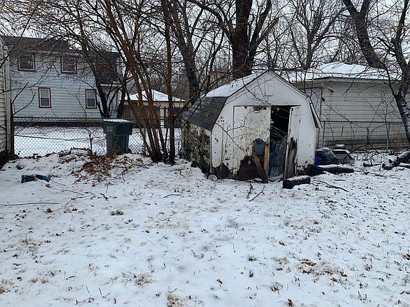 3rd image of 16927 Crane Ave