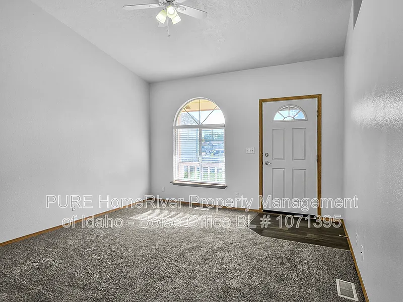 3 bed, 2.0 bath, 1100 sqft, $1,950 — Photo 2
