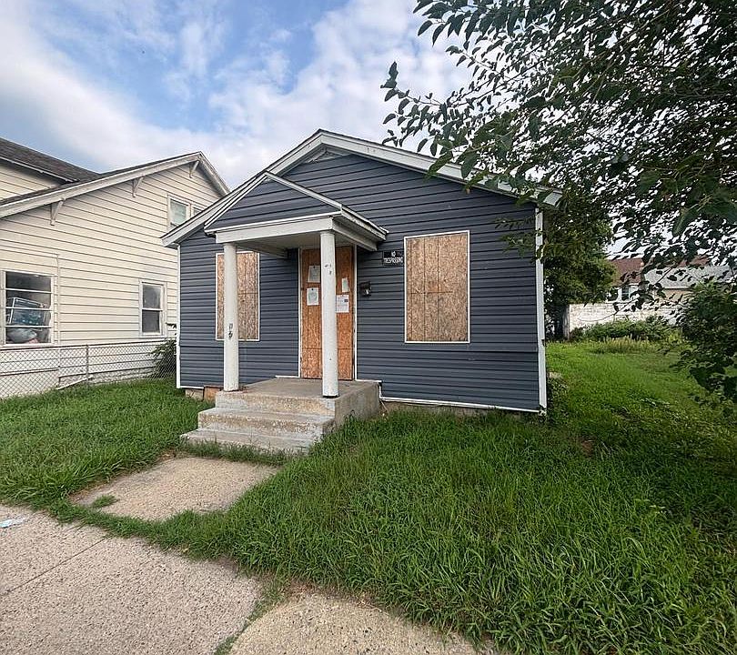 1st image of 415 W Division St