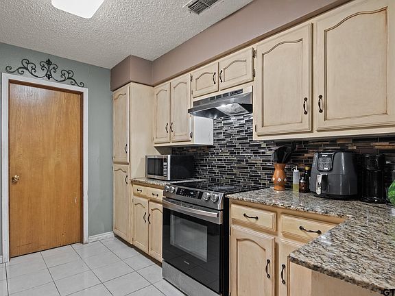 5th image of 206 Carr Dr