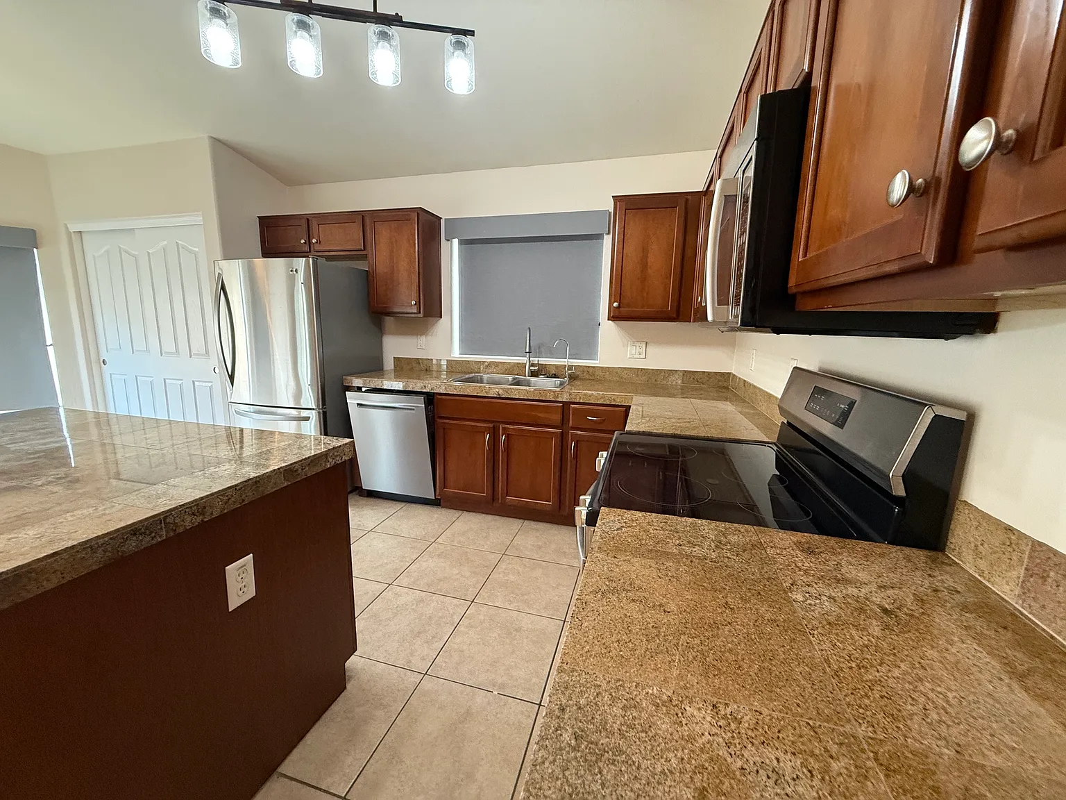 3 bed, 1885 sqft, $2,400 — Photo 4