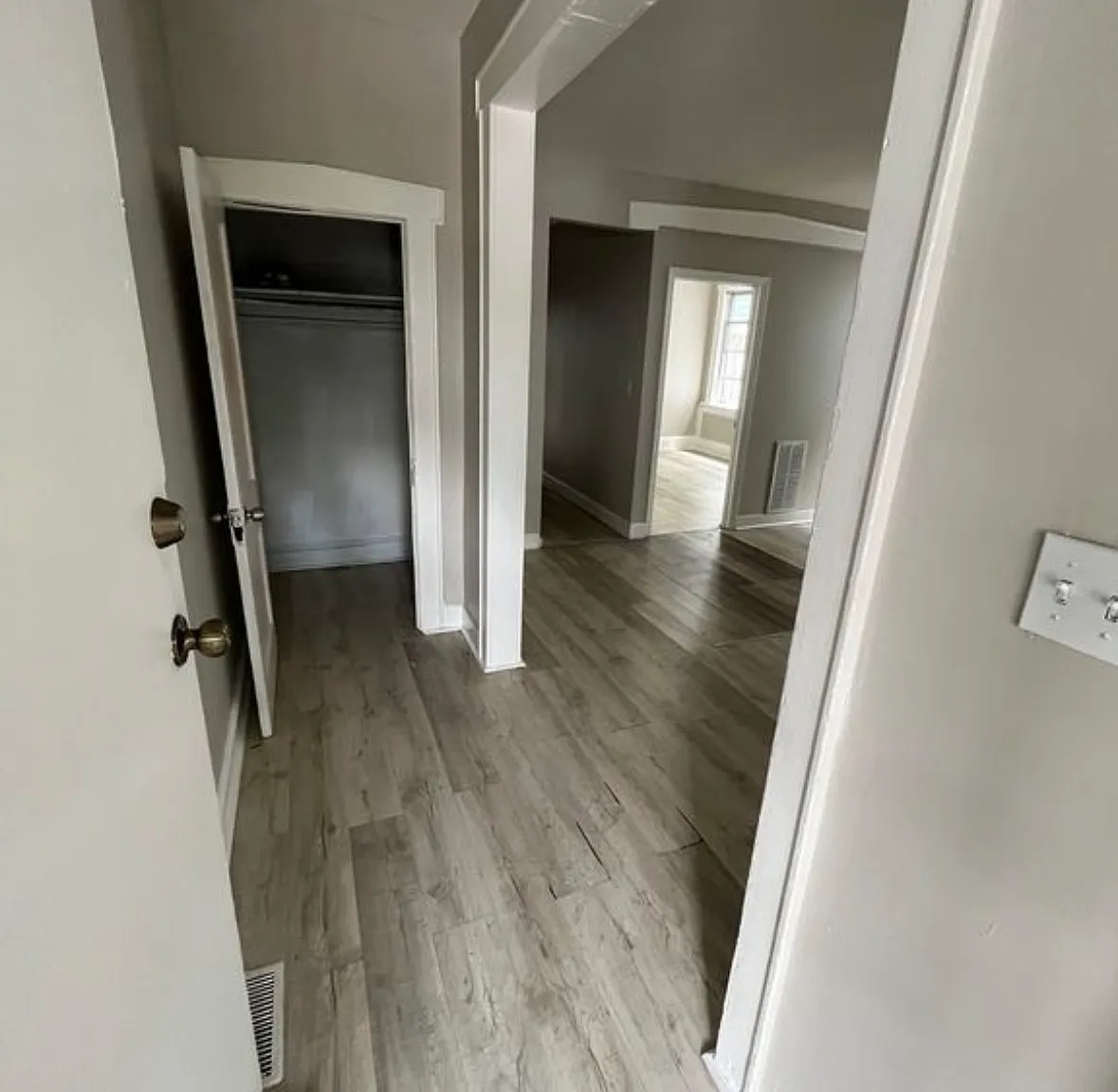4 bed, $2,400 — Photo 2