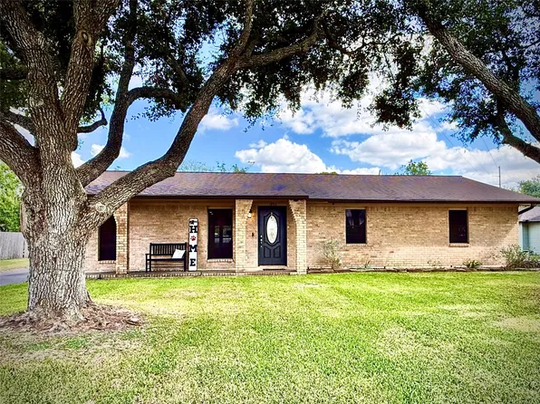 1804 Michael St, El Campo, TX 77437
