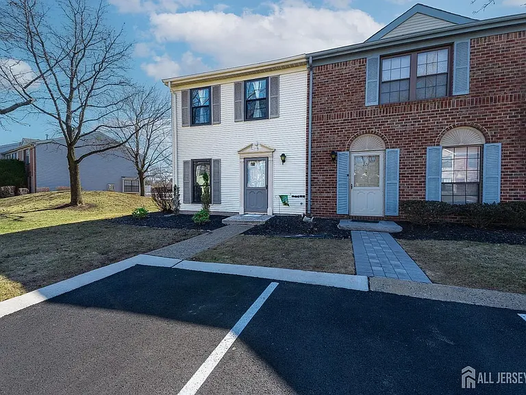 220 Hampshire Ct — Photo 2